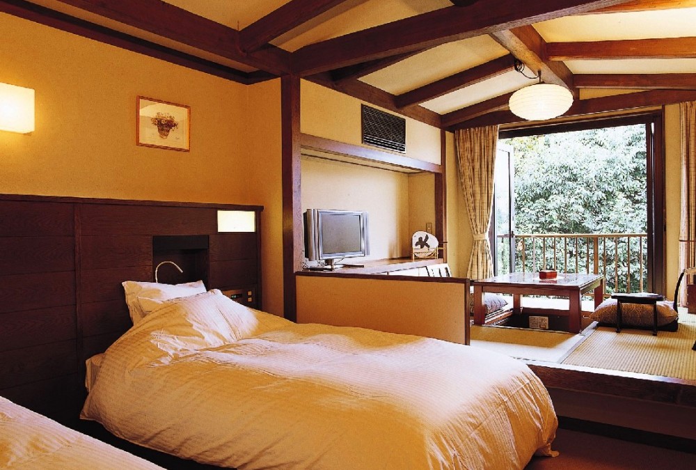 和洋式双床房+带围炉座的日式房间4.5榻榻米