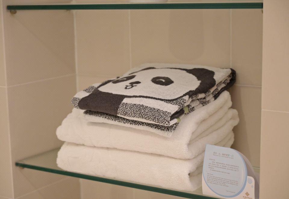 Jinling ResortLakeside Panda Theme Family Suite