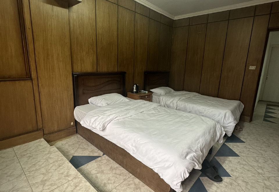 Qinfu HotelStandard Twin Room - King Bed - Air Conditioning