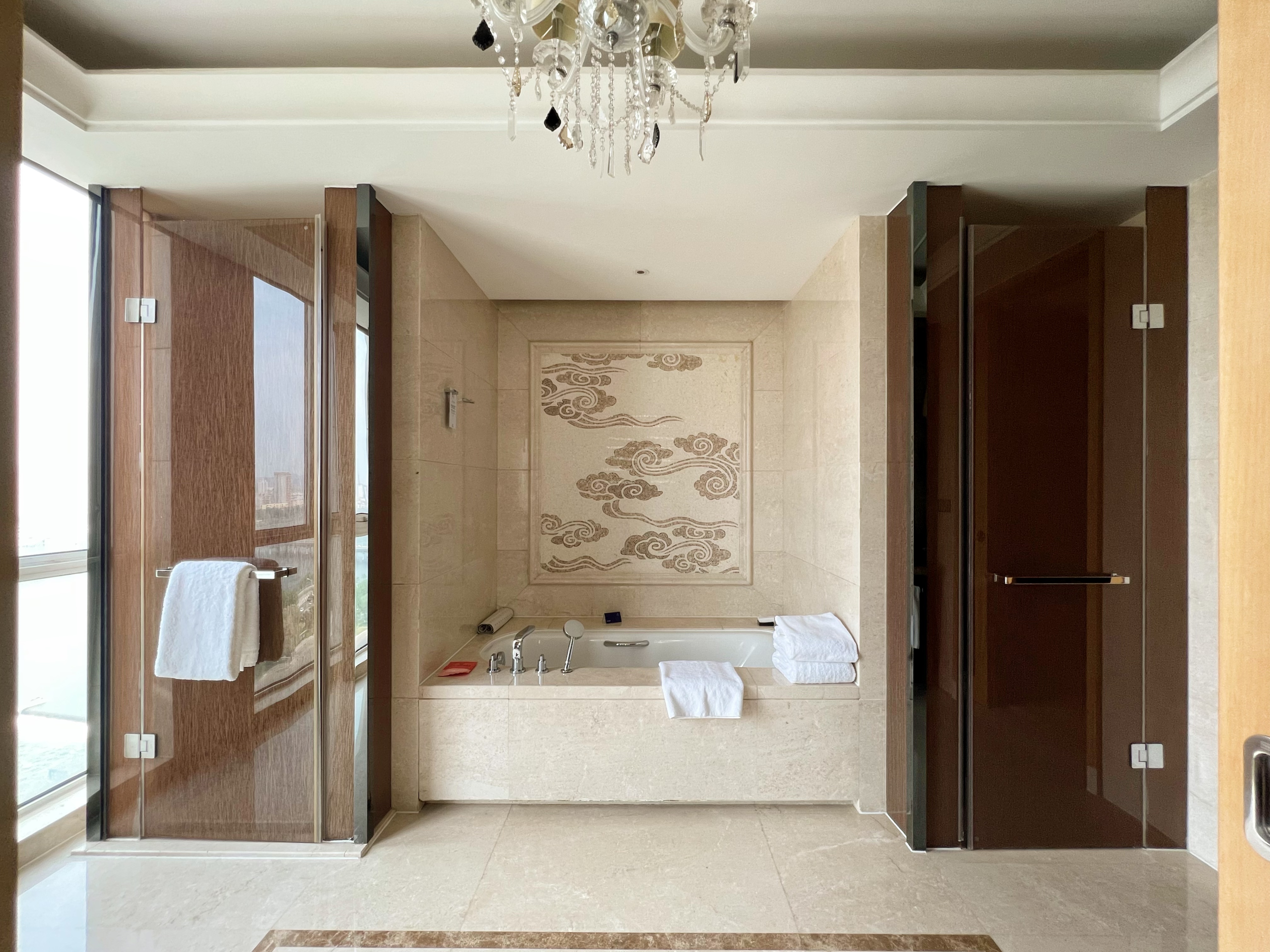 豪华套房（会客区+衣帽间+双衞）