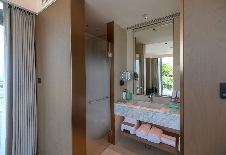 Wuhan Chengjian Senbo Nature Park & Resort HotelExcutive Nonsmoking Waterview Suite