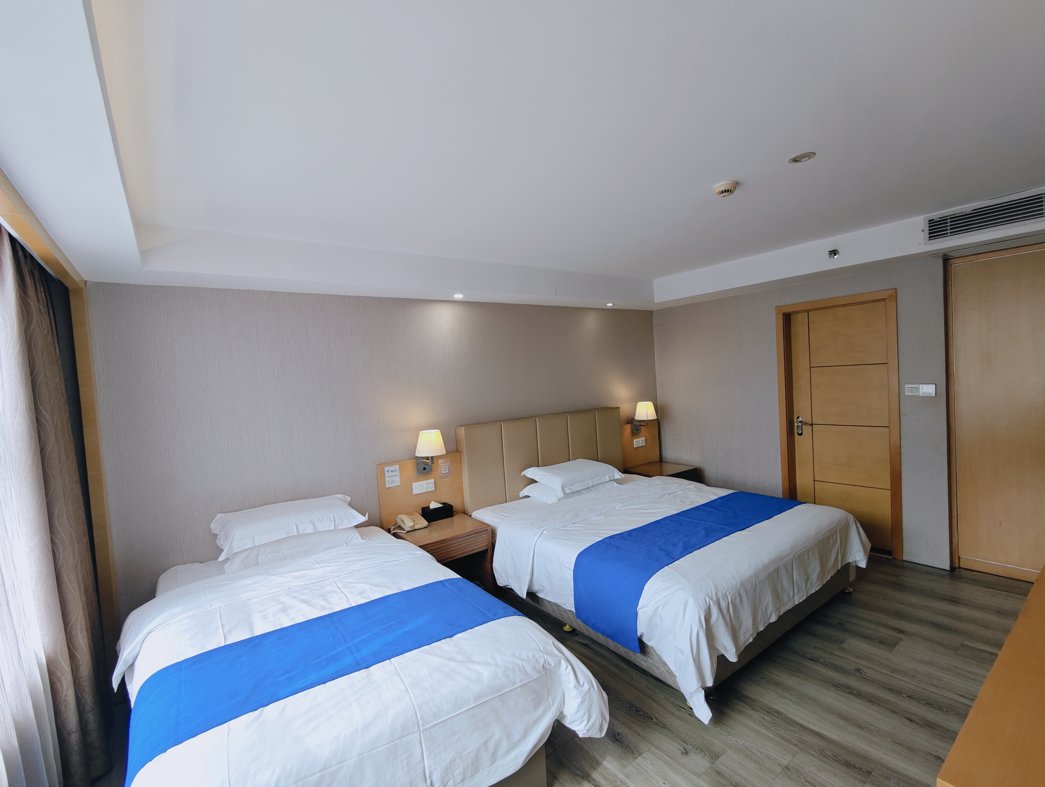 豪华麻将双床套房「一室一厅+全景落地窗+大麻将子」