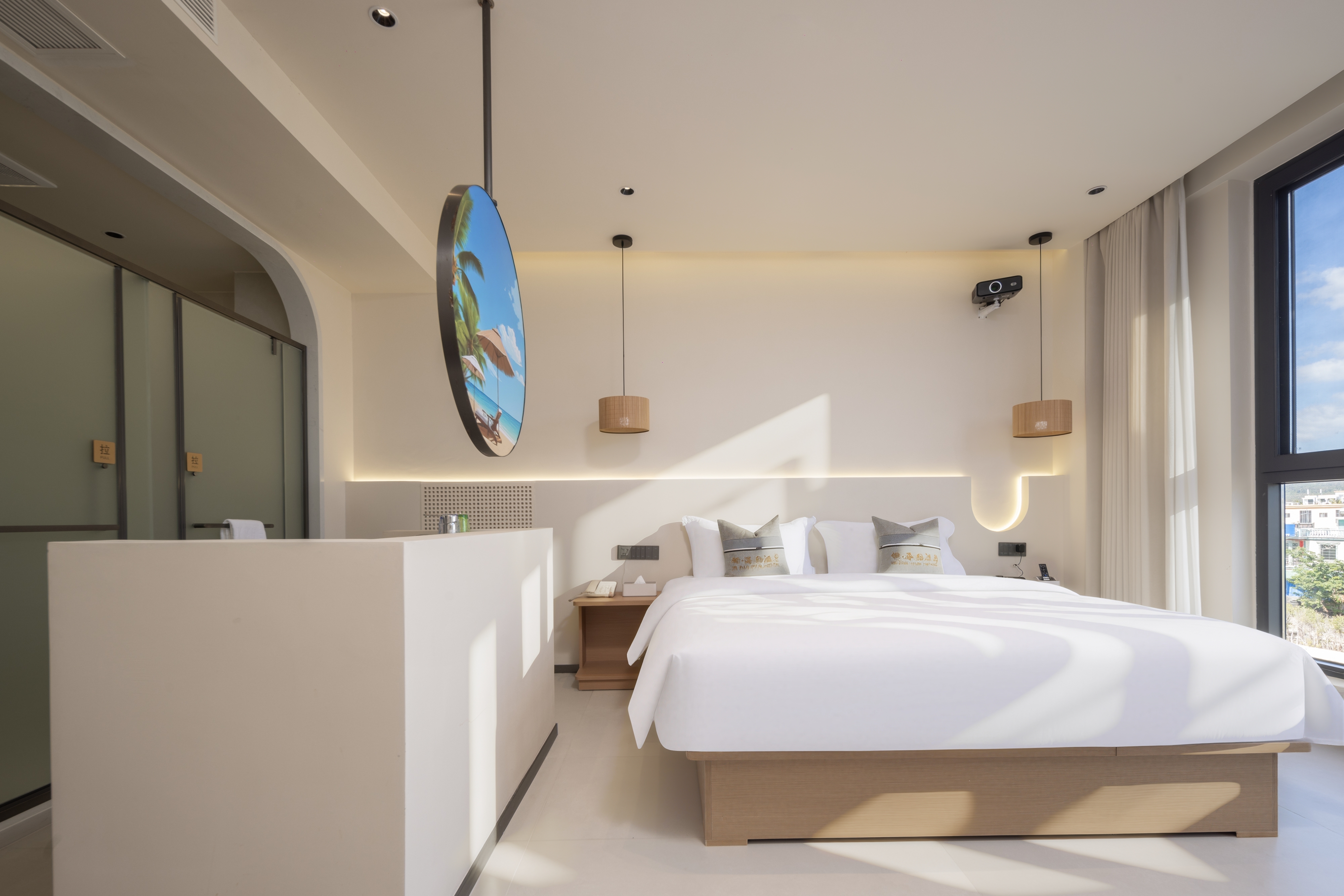 椰风临海丨逸享大床房[AI智控-巨幕投影-畅享影音]