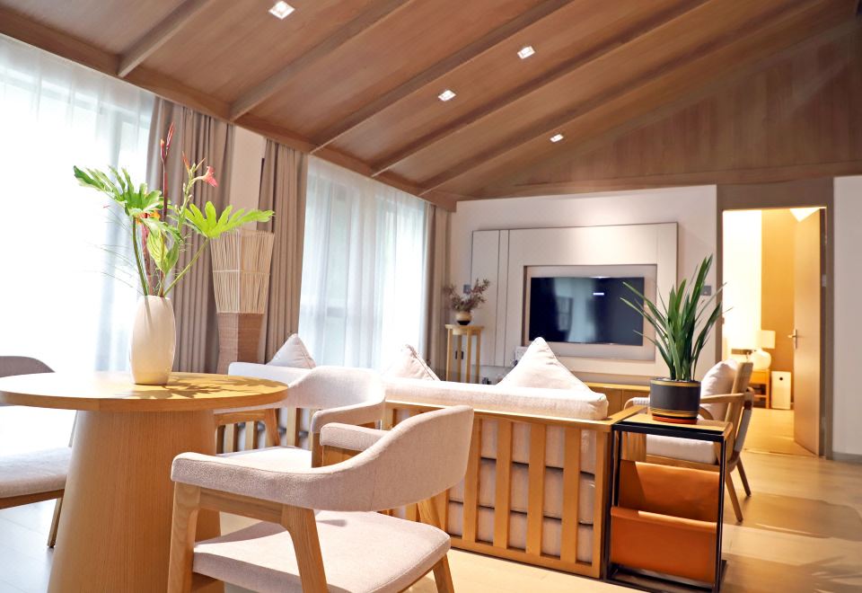 鳴泉湖景豪華套房