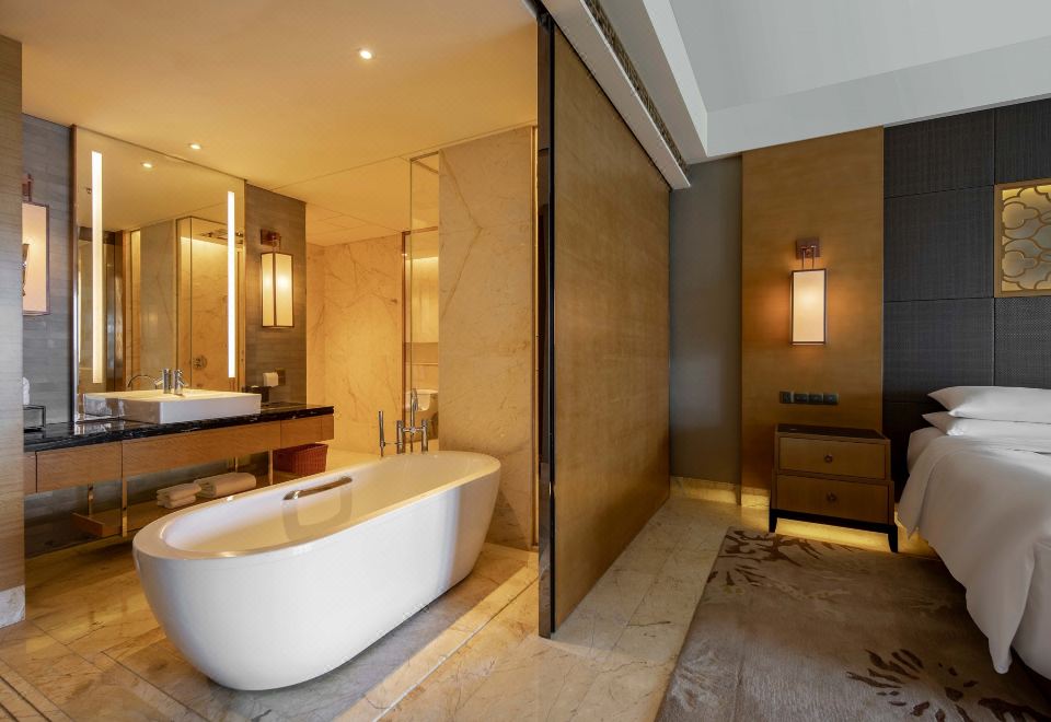 豪華花園大床房丨蒼翠錯落·亭廊掩映