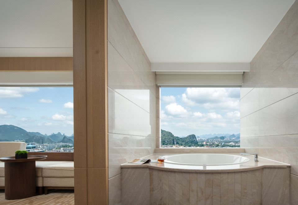 180°豪华行政景观大床房丨落地窗+圆形浴缸观城景山水