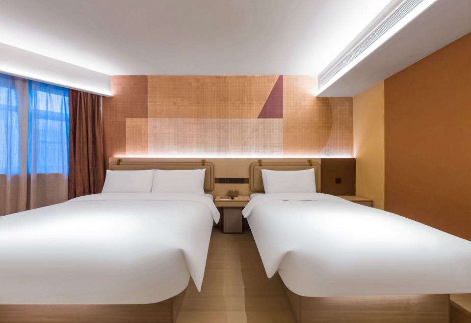 豪华家庭房（65寸可投屏电视+小冰箱+落地窗）