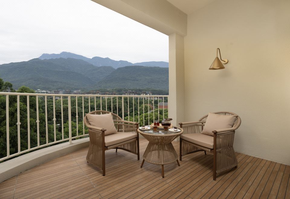 Golden Top Queen Bed Room On The Lake (Balcony With View + Smart Toilet + Goose Down Quilt + Smart Voice)