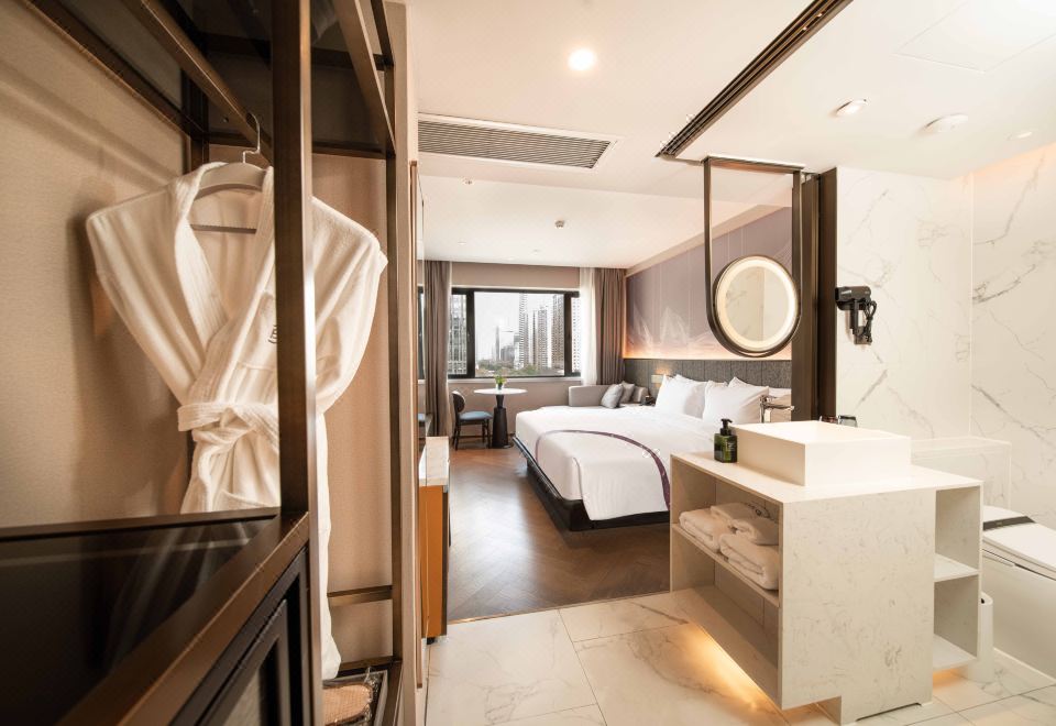 IMPERIAL TRADERS ELONG HOTELArtistic Heart City-view Double Bed Room (Smart Control, Electric Curtains, Wireless Charging)