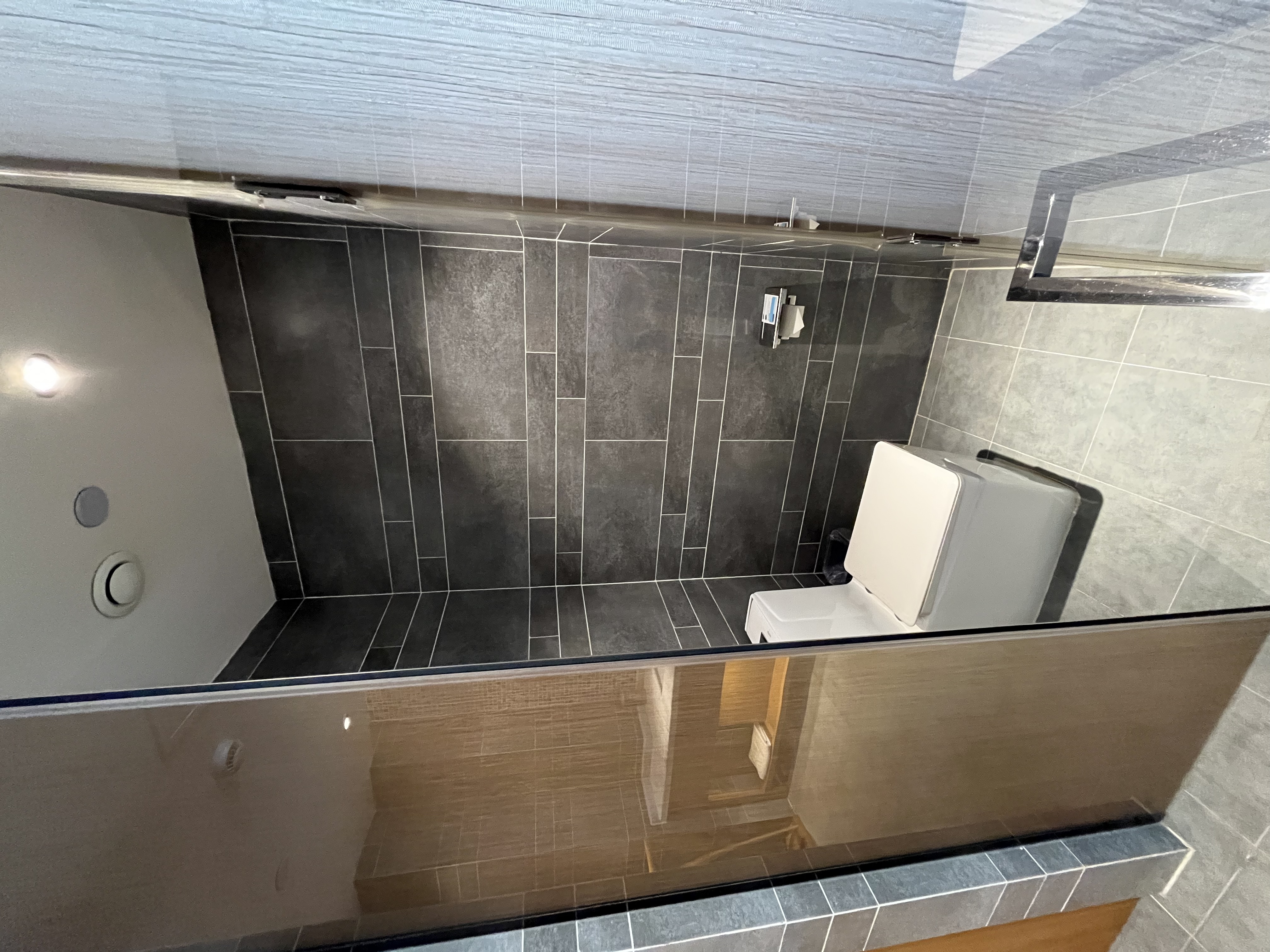 奢雅男权大床房-智能客控-徕芬吹风机-全景落地窗