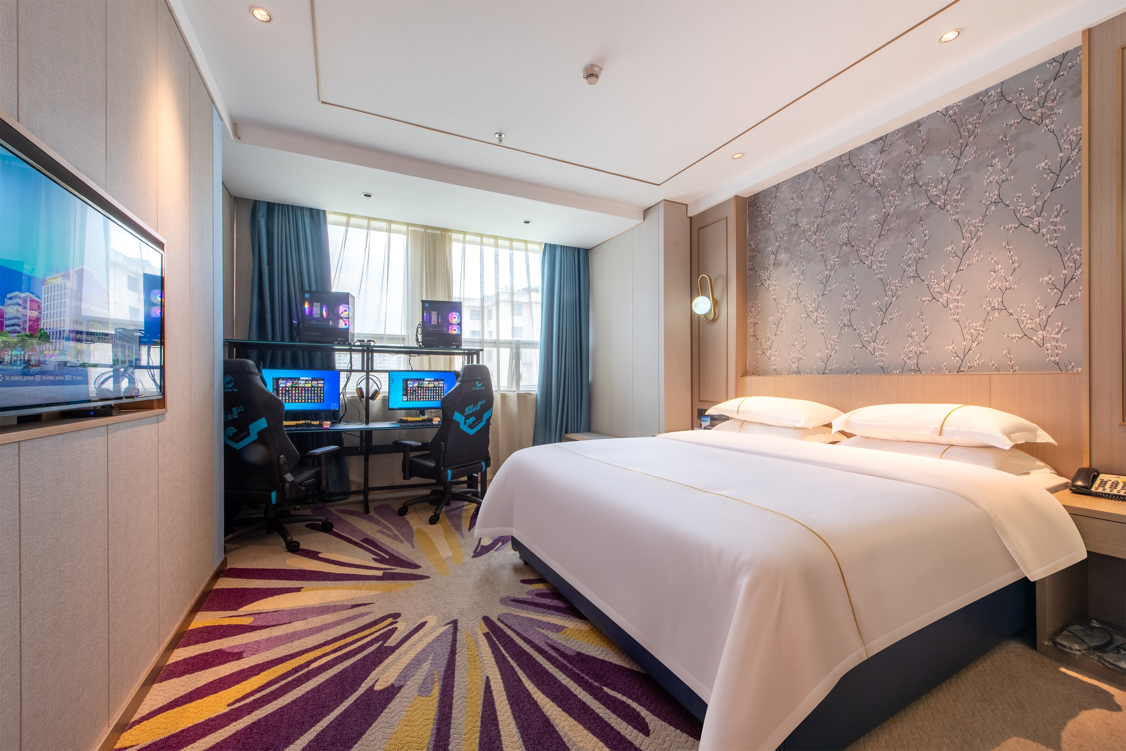 「荣耀」电竞大床房丨RTX5060+13490F+2K240HZ+32G+冰箱