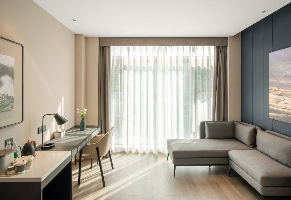 高级大床房（裸棉床品+投屏电视）