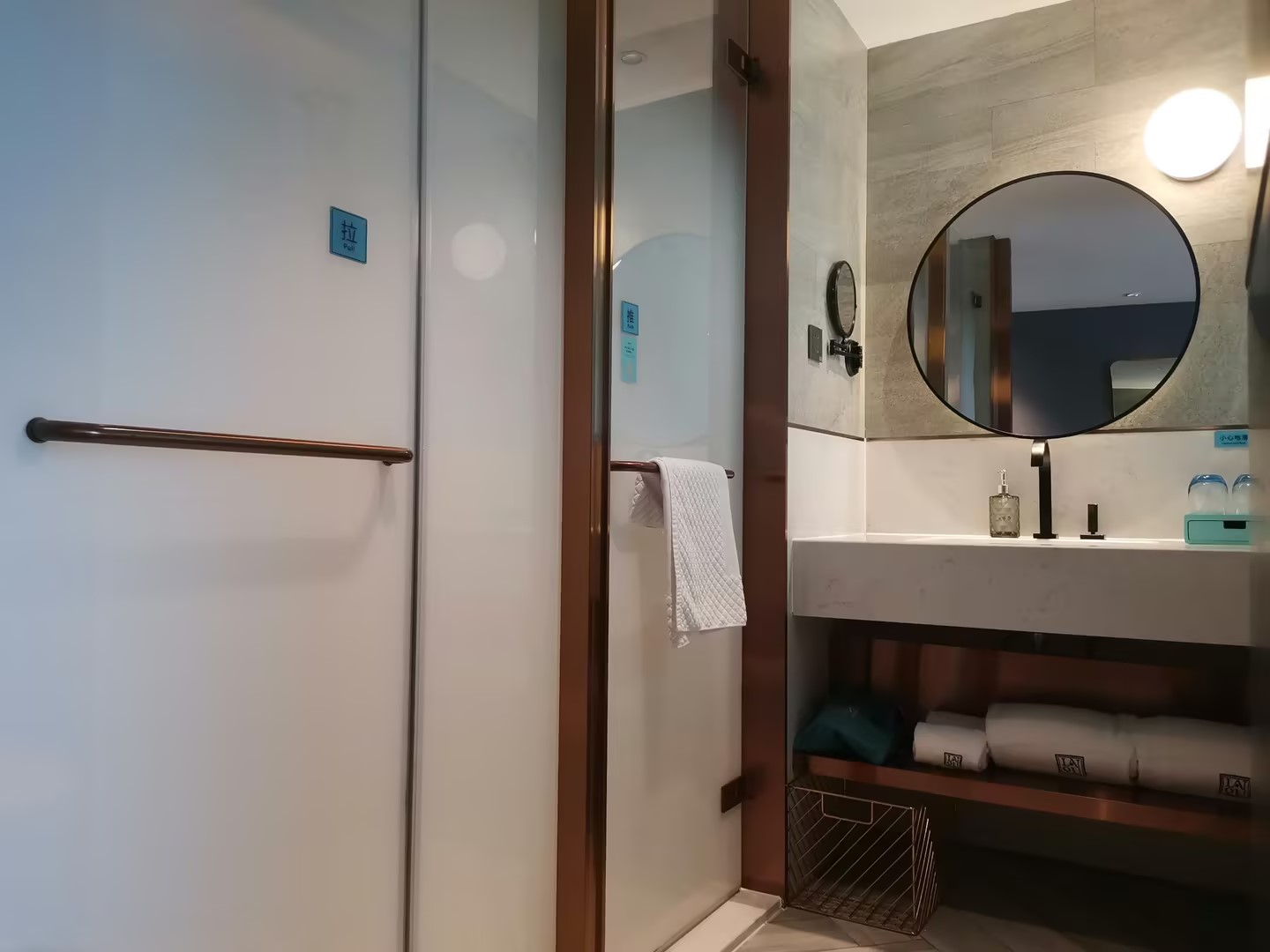 行政智能大床房丨办公桌椅+静谧好眠+特大床