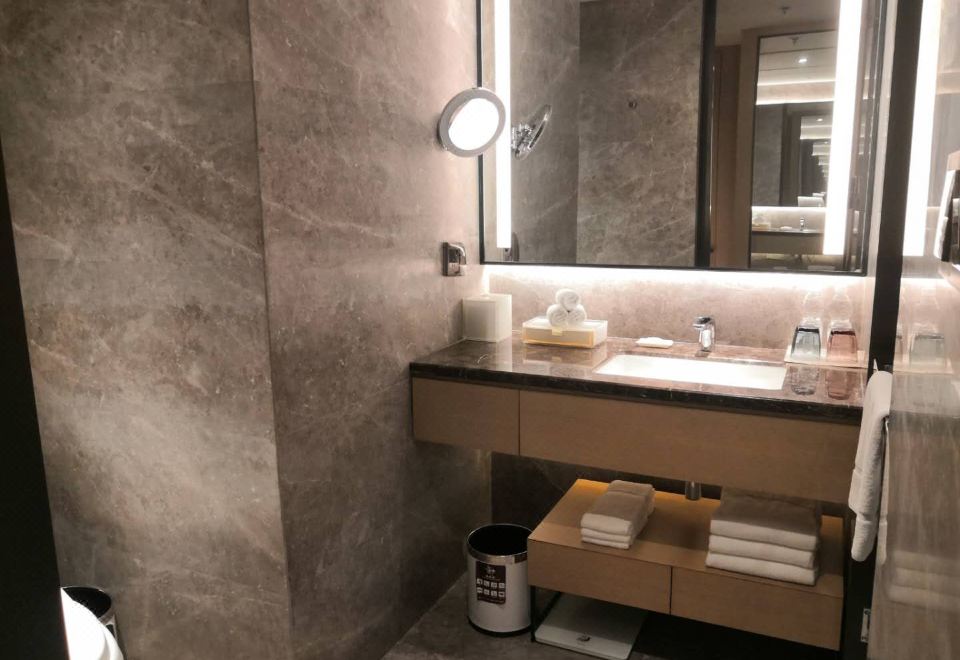 Courtyard by Marriott Shanghai HongqiaoPremier Twin Room