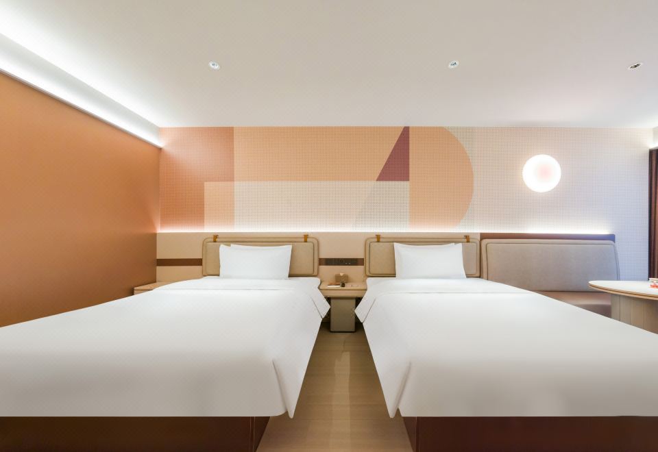 高级双床房（65寸可投屏电视+小冰箱+落地窗）