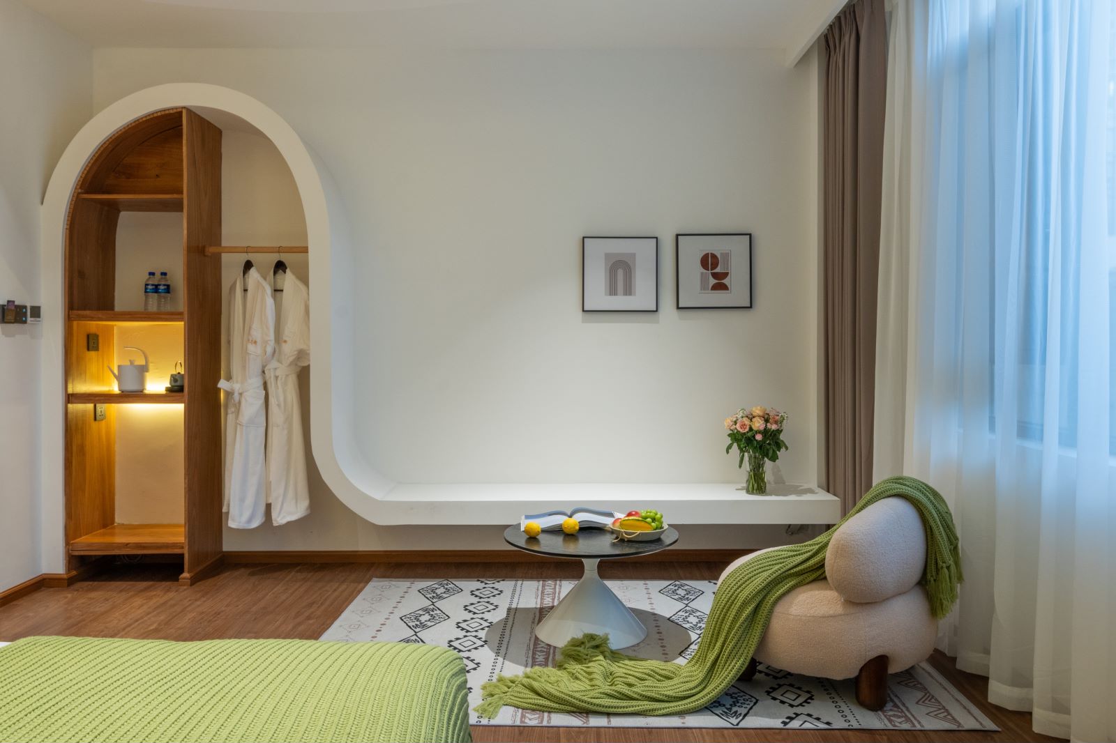 Queen Room With Audio-visual Equipments