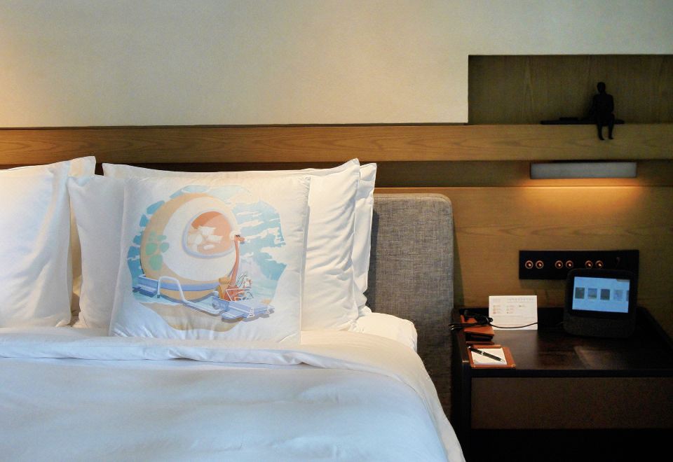 恐龙奇趣蛋主题客房，1张大床及1张上下床