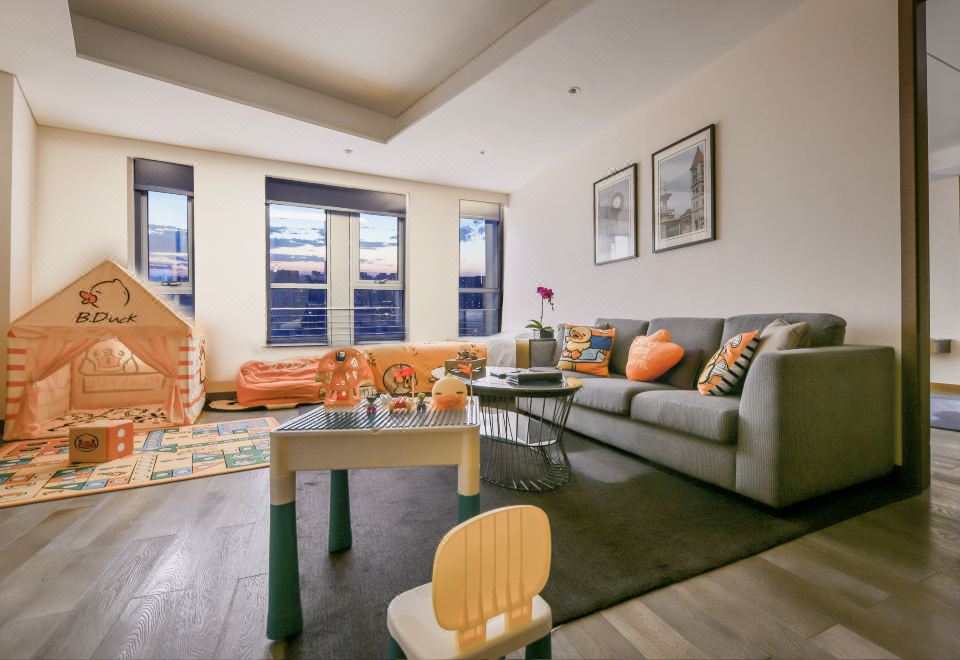 两卧家庭套房IBDUCK小黄鸭主题房|巨幕观影