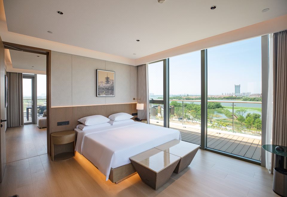 Wuhan Chengjian Senbo Nature Park & Resort HotelExcutive Nonsmoking Waterview Suite