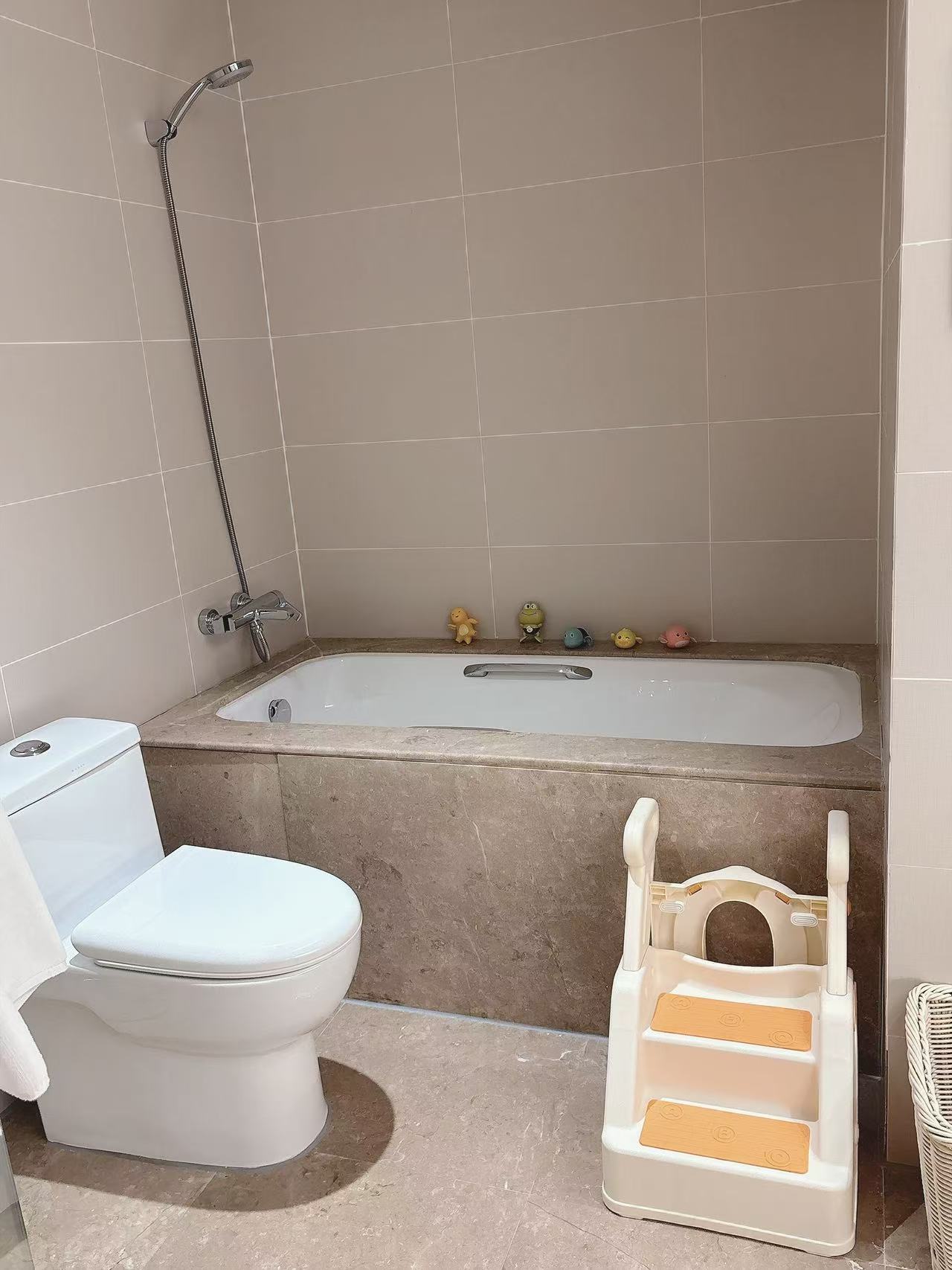 奶龙主题亲子房（小童玩具+温润加湿器+豪华浴缸）