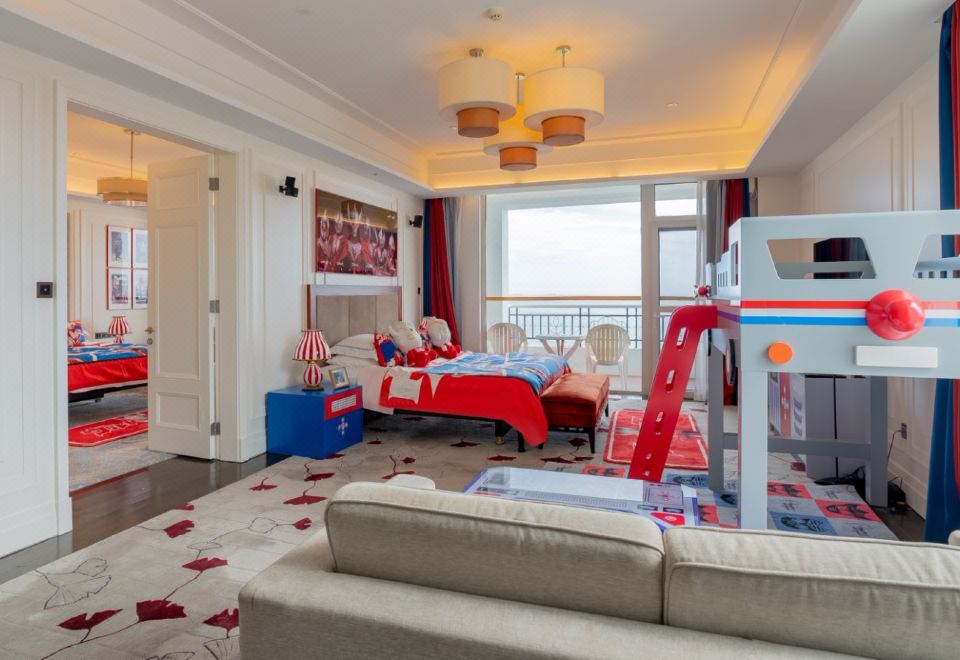 SeaView Garden Hotel QingdaoClassic Ultraman Theme Sea-view Balcony Two-Bedroom Suite (Two Double Beds + Two War Chariot Beds)
