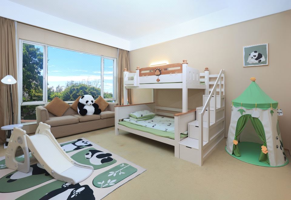 Jinling ResortLakeside Panda Theme Family Suite