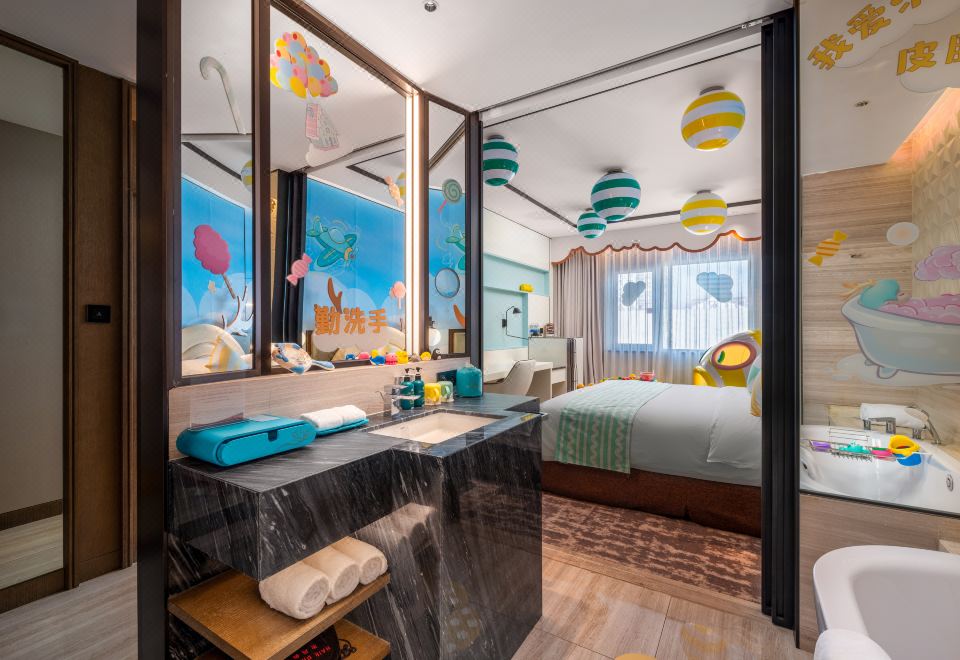 糖果飞屋主题大床房（鱼嘴小屋丨玩具桌丨浴缸）