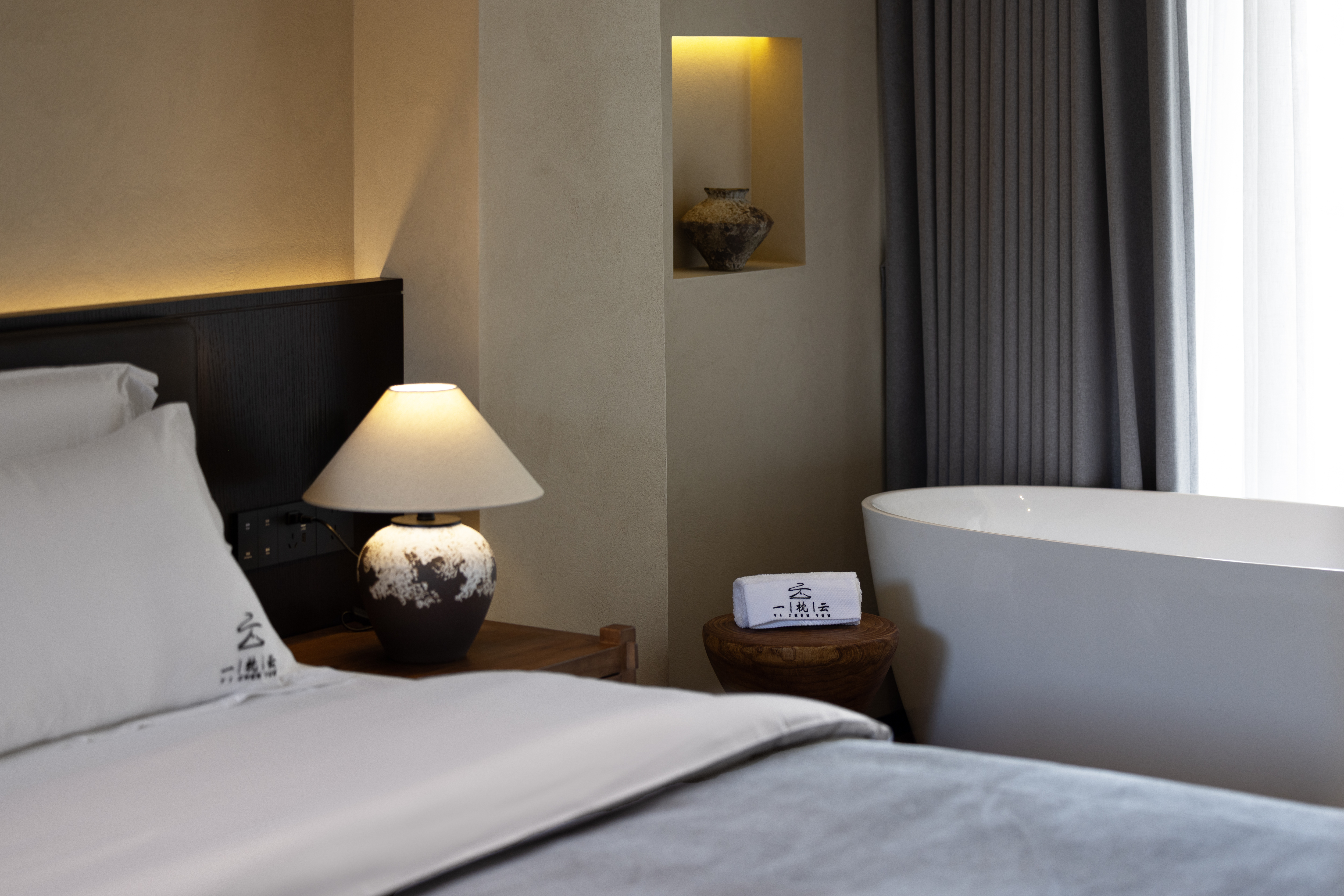 疏影︱诧寂阳台大床房·全屋智能-私享浴缸-巨幕投影