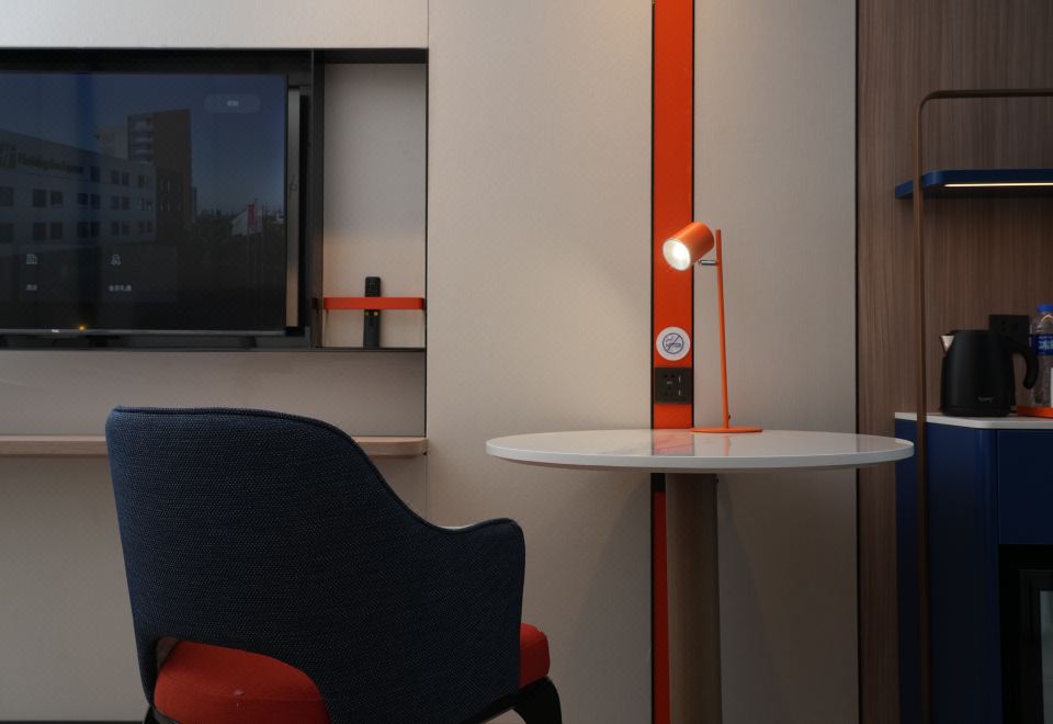 套房特大床额外起居室