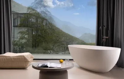 JANE Hot Spring Hotel (Anji Yunshang Grassland Panda Tribe Adventure Park Branch) Отели в г. 
