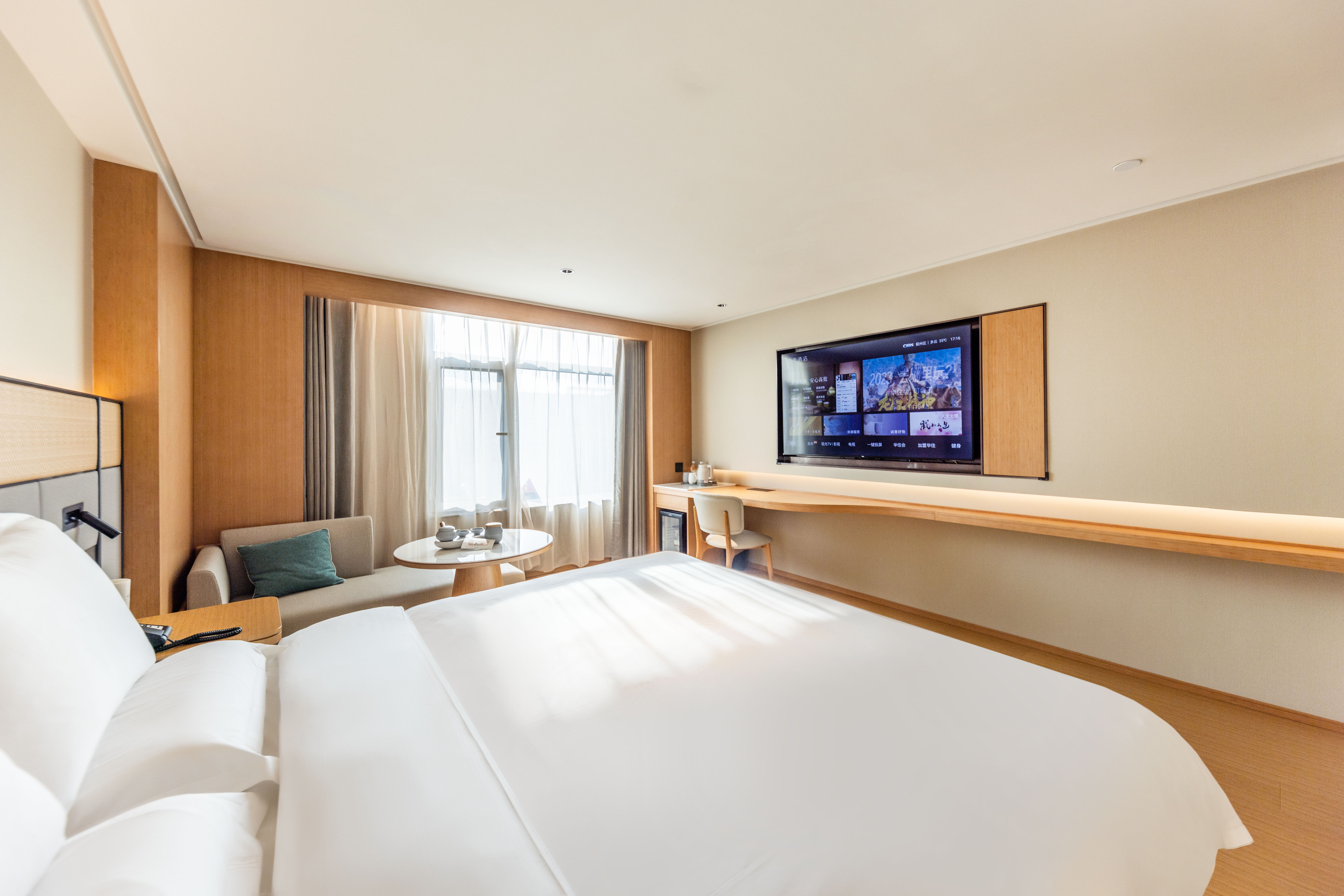 高级大床房【投屏电视+迷你冰箱+休闲茶具+品牌洗护】