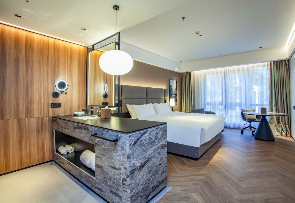 城际豪华房-大床（裸睡床品+澳洲精油洗护+柏林沙发）