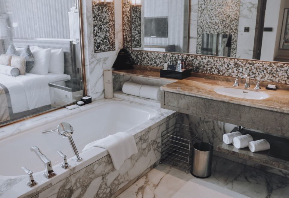 董事套房-独立会客厅-超大主衞-独立客衞-欧舒丹洗护沐