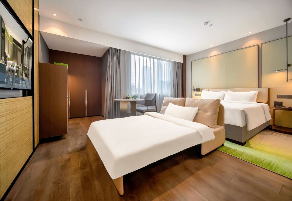 金悦家庭房-舒睡伸展（大床+双人梳化床-乳胶床垫）