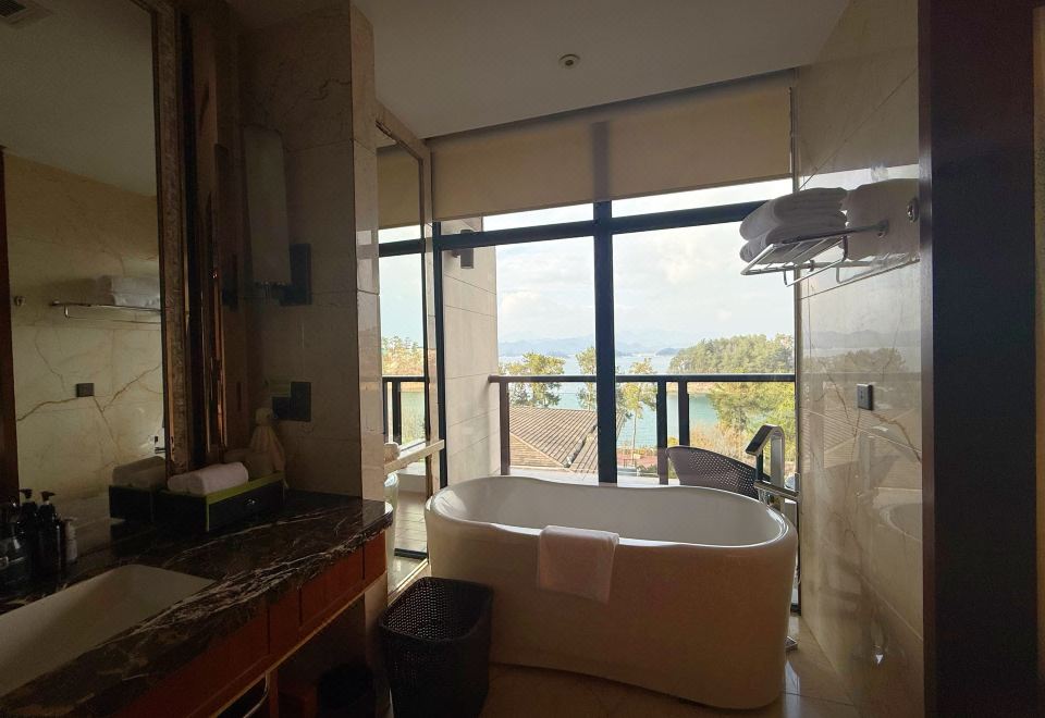 Narada Qiandao Lake ResortExecutive Lake-View Suite
