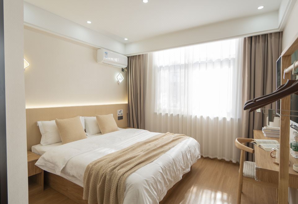 Chenwai Cozy Double Bed Room (Zero Pressure Mattress + Bathroom Wet-Dry Separation + Comfortable Desk And Chair)