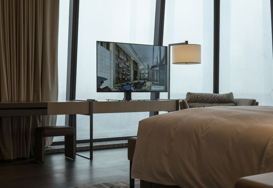 全景大床房| 云端一线无遮拦卧室及浴室俯瞰城市霓虹