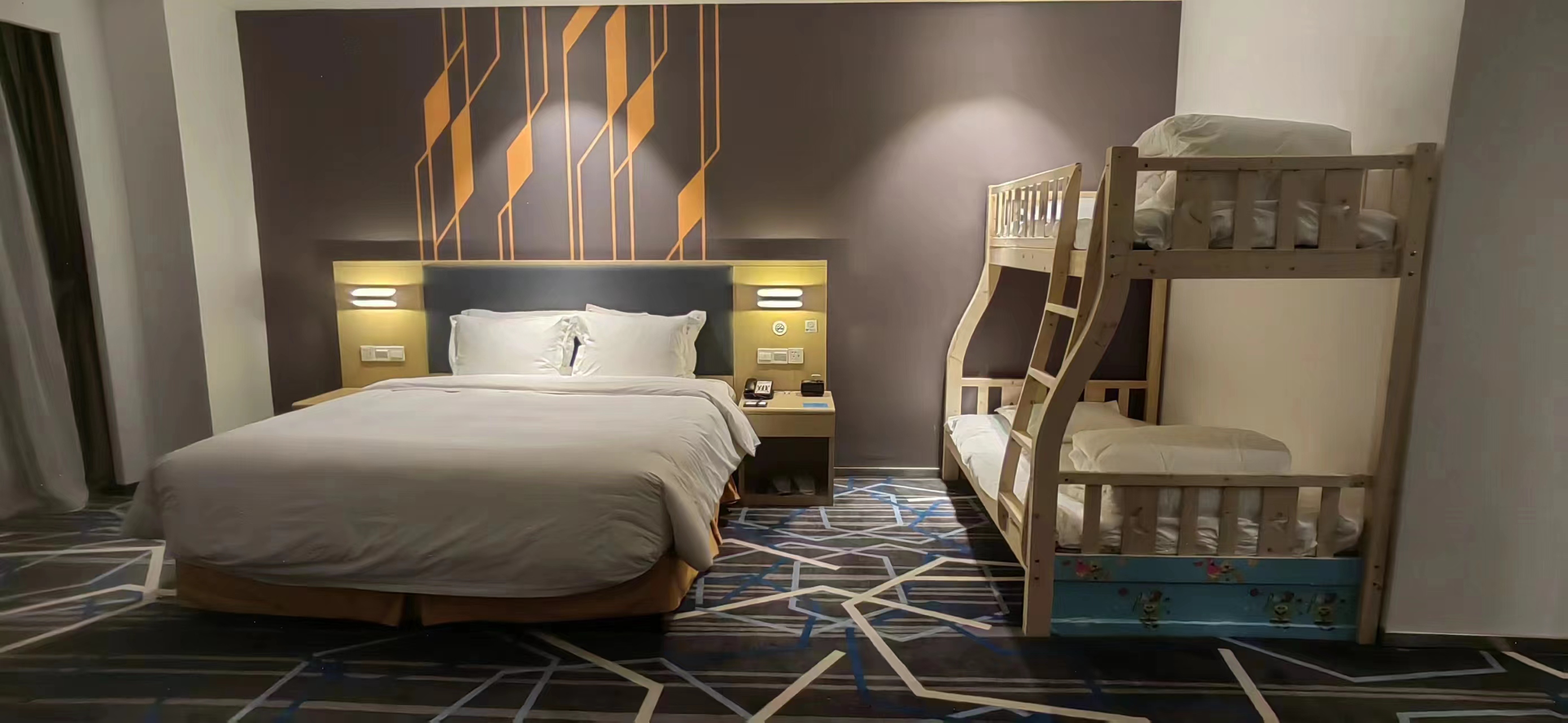 家庭房（1张大床及1张双层床）