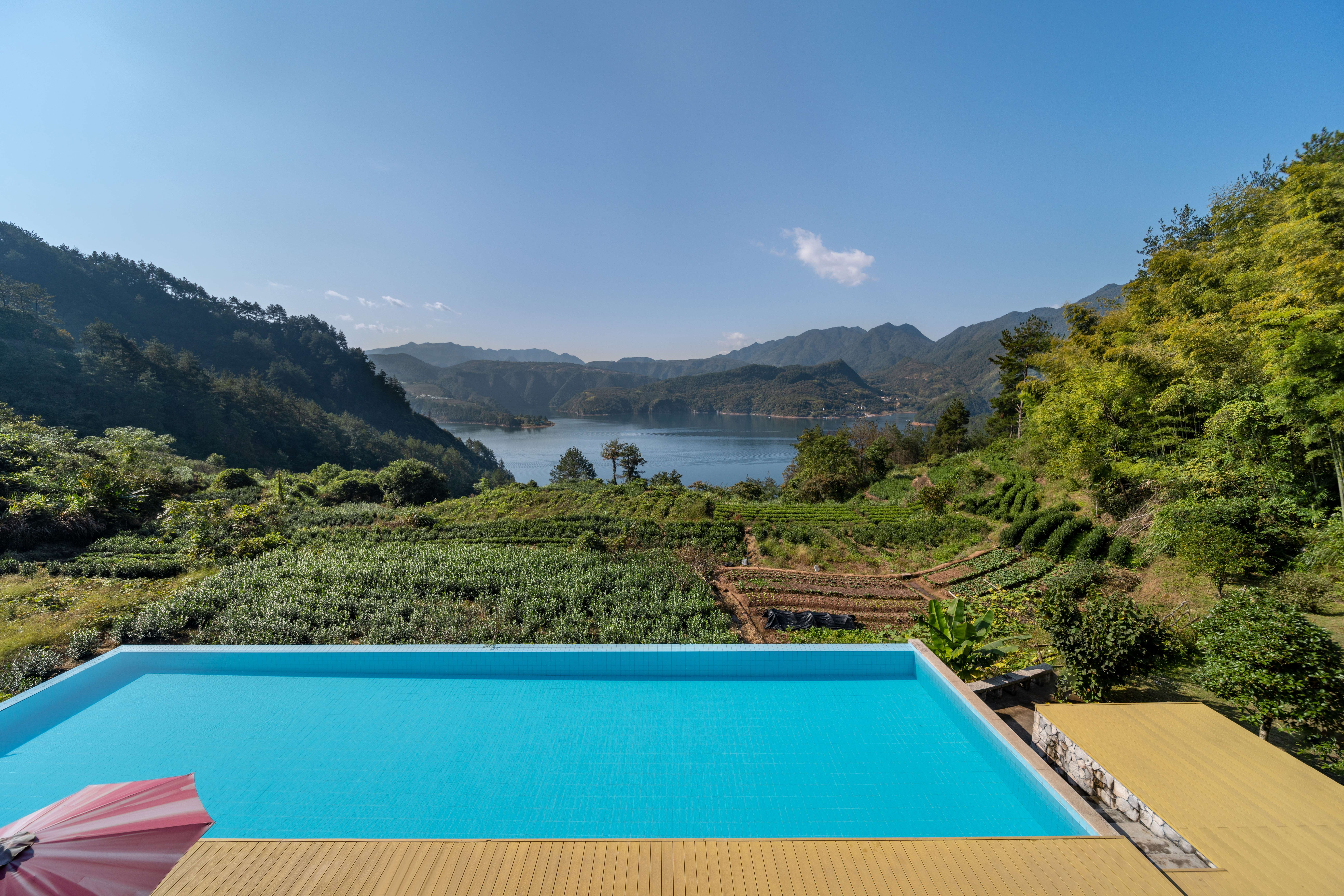 溪云里11房包栋|无边泳池|特色行廊|日光躺椅|休闲酒吧|阳光花园