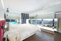 Chongqing Liberation Monument, Hongya Cave, BERKIN. Baili Jin Skyview Riverfront Hotel. Ξενοδοχεία στην πόλη 