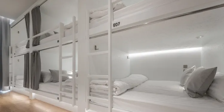 ผู้เข้าพัก 2 คน ในหอพักรวม 12 เตียง