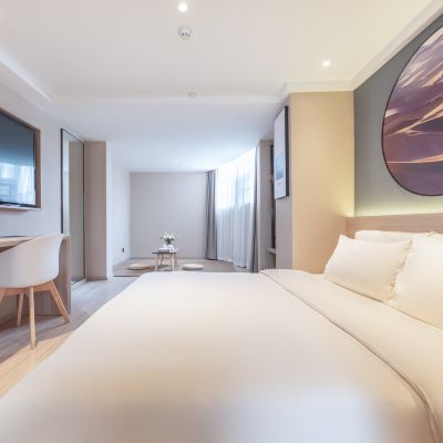 高級城景大床房（普蘭特床墊+裸棉床品+小冰箱） 成都高新西區電子科技大學亞朵輕居飯店優惠