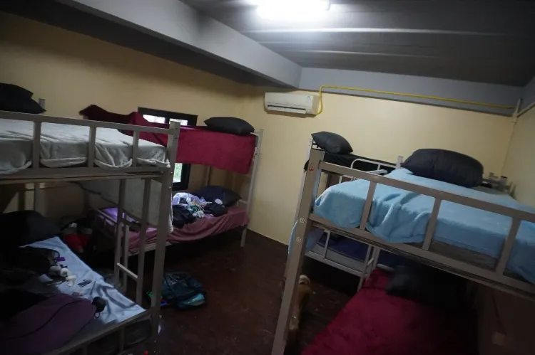 เตียงเดี่ยวในห้องพักรวม 8 เตียง