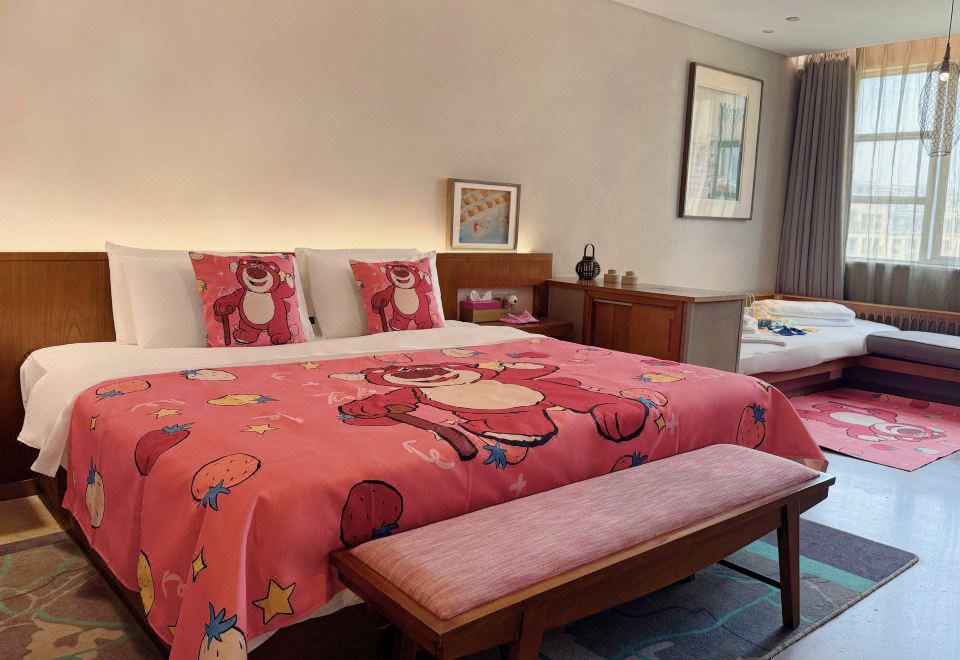 Nice·莓好时光亲子房（草莓熊主题）