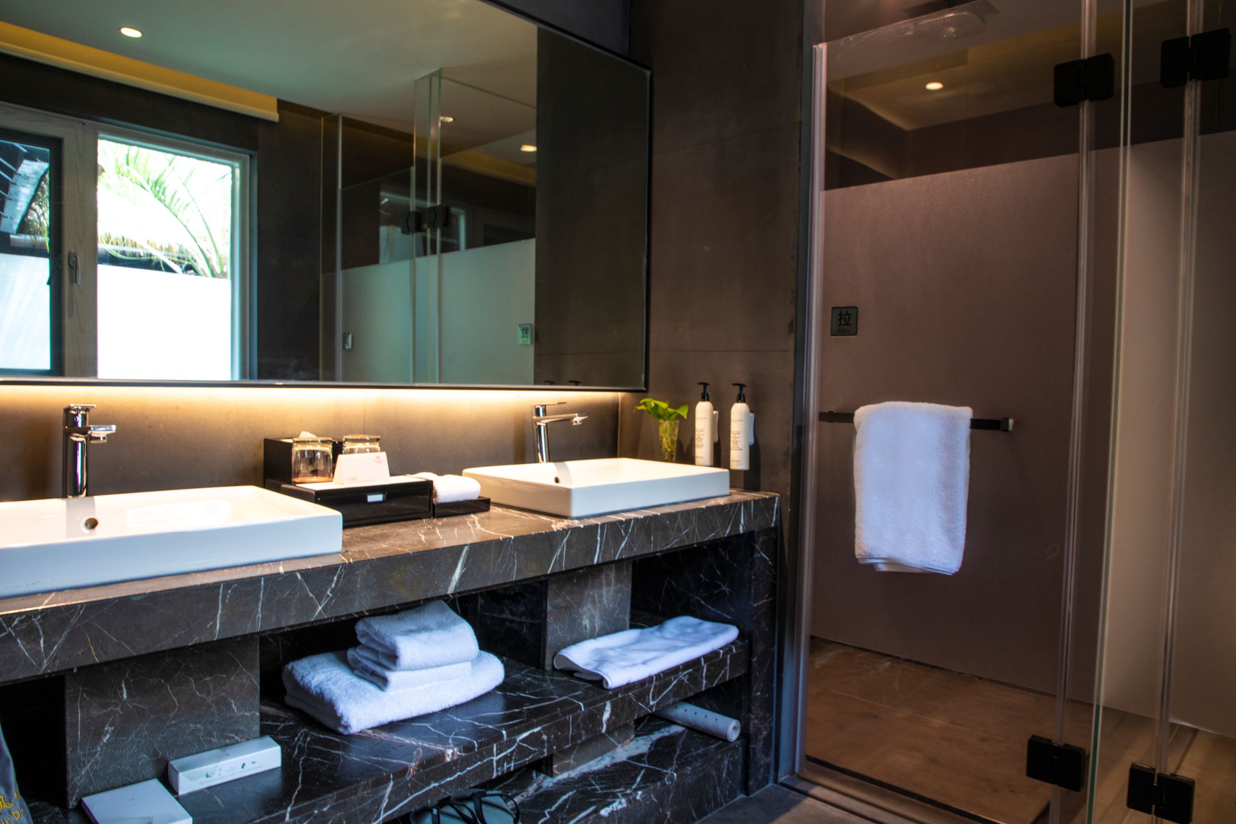 湖畔豪华套房（一室一厅+超大浴缸+观景露台）