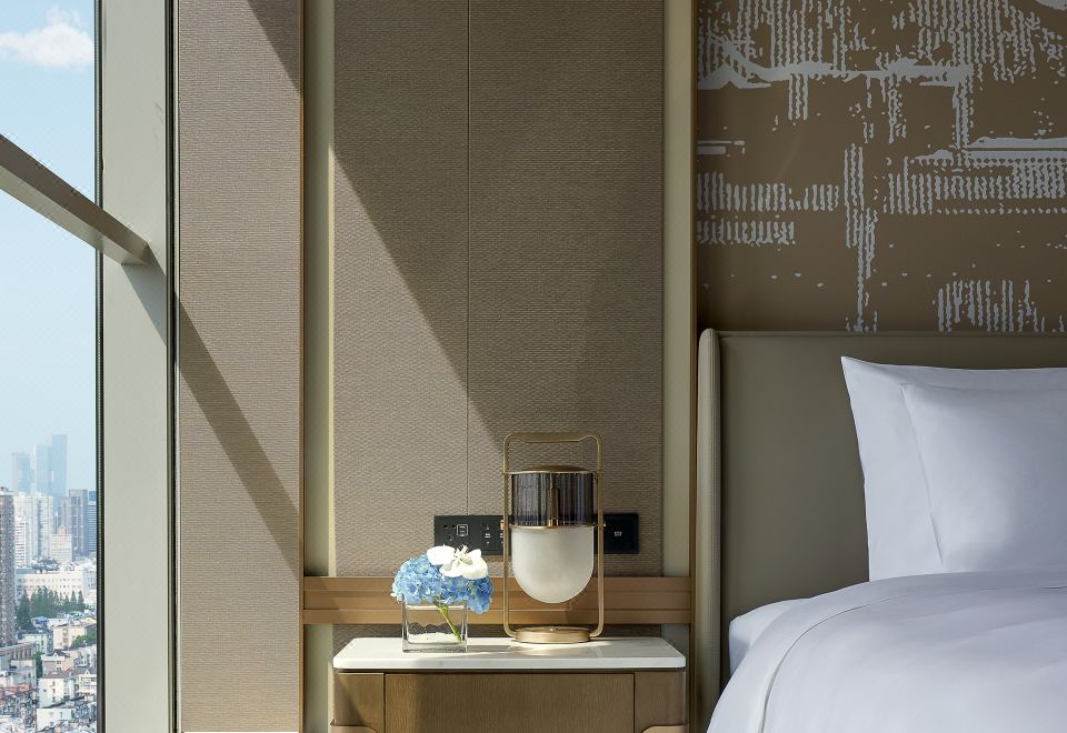 豪华大床房-全景落地窗雅致舒适