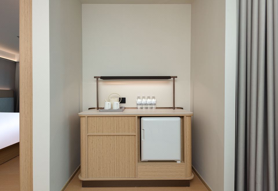 套房（智能客控+商务茶桌+小冰箱）