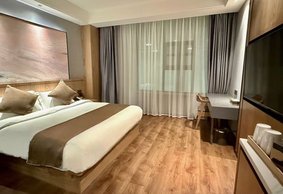 万澳大床房-金可儿床垫.影视会员.