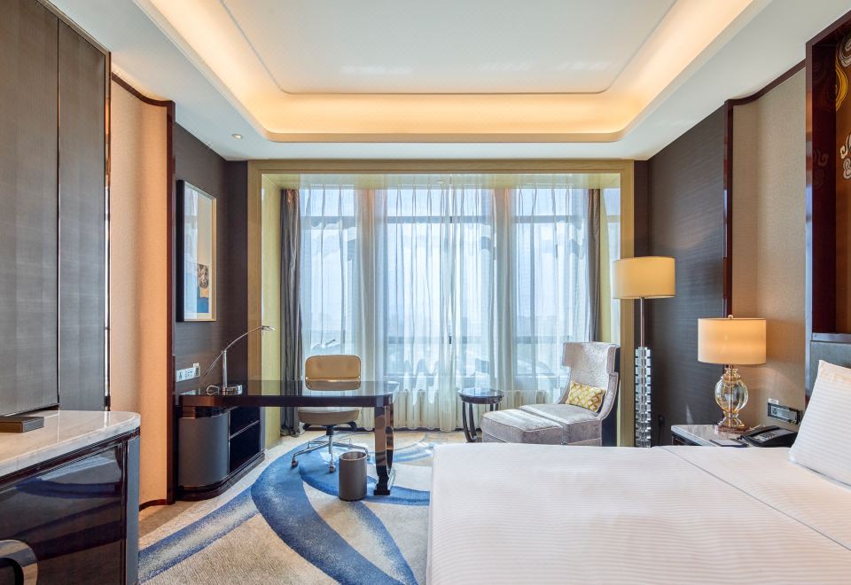 豪华大床房-尽览繁花凤城美景