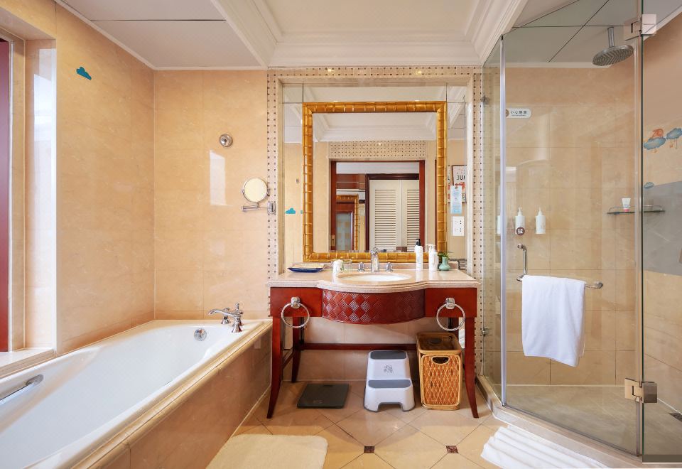 New Century Resort Qiandao LakeSenpo Family Room With Children's Bed